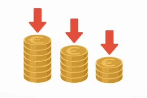 Stapel aus Münzen werden kleiner mit einem großen roten Abwärtspfeil, der Inflation und den Wertverlust von Geld symbolisiert